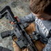 어린이로 총기 홍보를 해 논란이 된 총기 제조사 대니얼 디펜스의 광고 사진. [대니얼 디펜스 트위터 캡처]