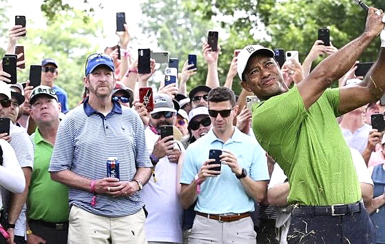 5월 20일 오클라호마 털사에서 열린 PGA 챔피언십 골프 토너먼트 2라운드에서 타이거 우즈가  티샷을 하고 있다.
