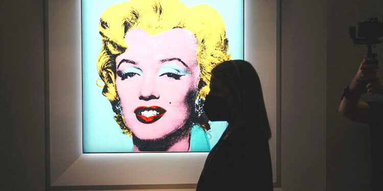 지난 3월 21일에 경매 시작 전 뉴욕 맨해튼의 크리스티 경매장에 전시된 매릴린 먼로의 초상화. 사진 / 로이터