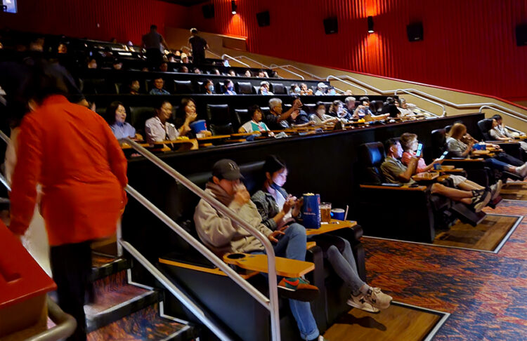 모처럼 데이트, 스트레스 확 풀렸어요 ‘범죄도시2’ 독자초청 시사회 성황