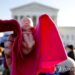 워싱턴DC 연방대법원 앞에서 낙태에 반대하는 활동가가 태아 모형을 들고 시위를 벌이고 있다. 사진 / 로이터