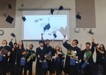 한국학교 졸업생들이 졸업 모자를 던지며 퇴장하고 있다. /박재우 기자