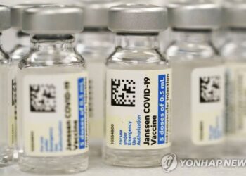 FDA, 얀센 백신 '혈전 부작용' 접종 제한