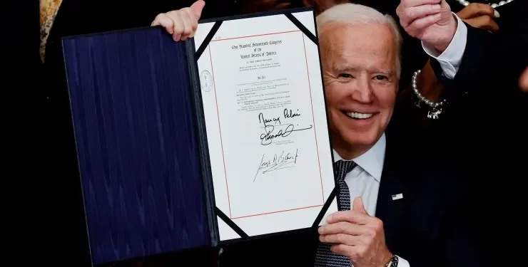 조 바이든 대통령이 2021년 6월 17일 백악관에서 준틴스 기념일 법안 서명식에서 박수를 받고 있다. 사진 / 로이터