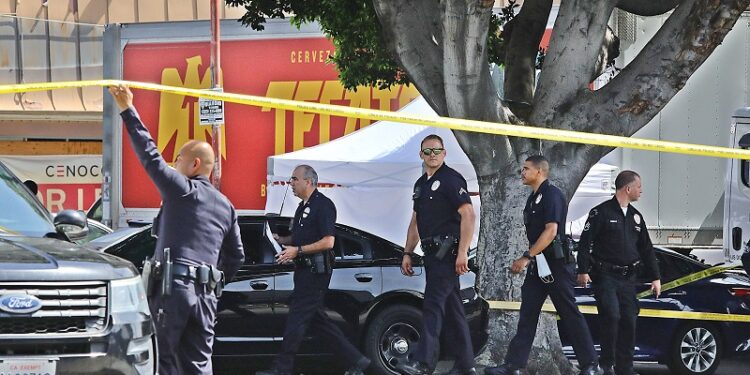 총격 사건이 발생한 LA한인타운 8가와 베렌도 스트리트 코너의 상가에서 경찰관들이 현장조사를 벌이고 있다. 김상진 기자