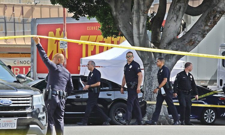 LA 한인타운 쇼핑몰서 권총 무장 남성, 경찰 총에 사망