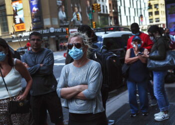 마스크를 쓰고 있는 뉴욕 시민들. 사진/ 로이터