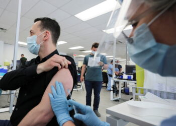 캐나다에서 원숭이두창 백신을 접종받고 있는 남성. 사진 / 로이터