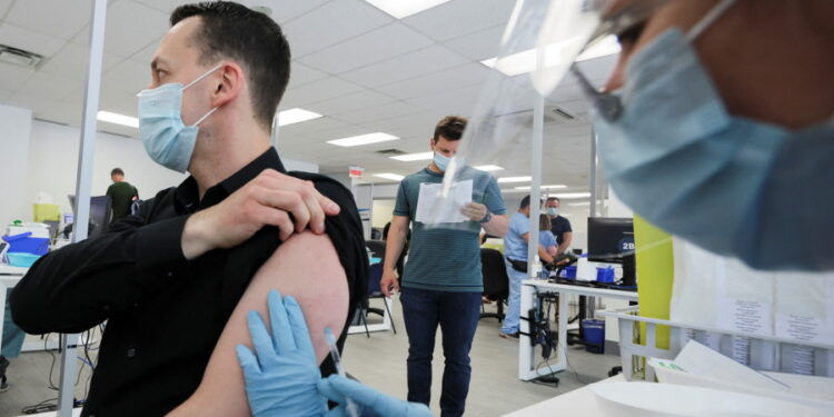 캐나다에서 원숭이두창 백신을 접종받고 있는 남성. 사진 / 로이터