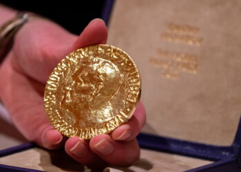드미트리 무라토프의 2021년 노벨 평화상 메달 이 6월 20일 뉴욕시에서 열린 헤리티지 옥션에서 선보이고 있다. REUTERS/David 'Dee' Delgado