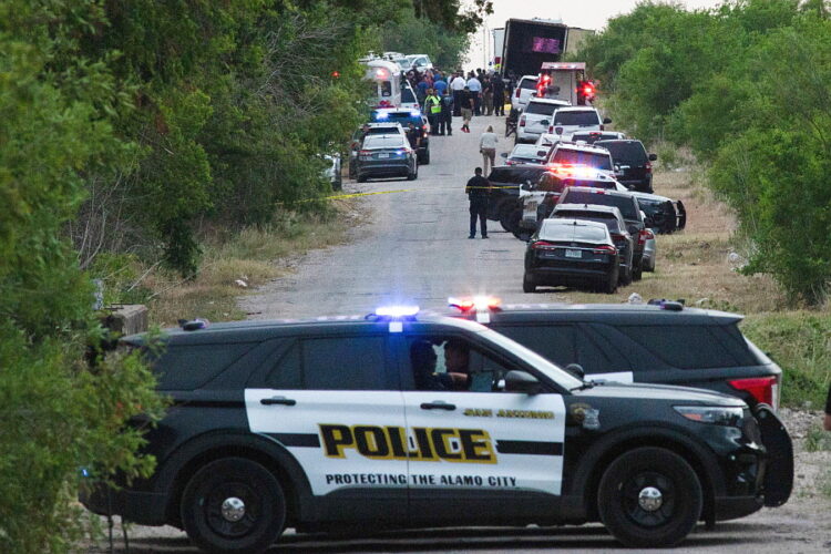 텍사스 주차된 트레일러에서 시신 수십구 발견