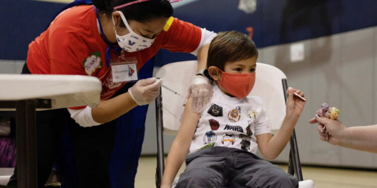 펜실베니아주 랜스데일에서 코로나 백신 접종을 받고 있는 5세 어린이. 로이터 사진.