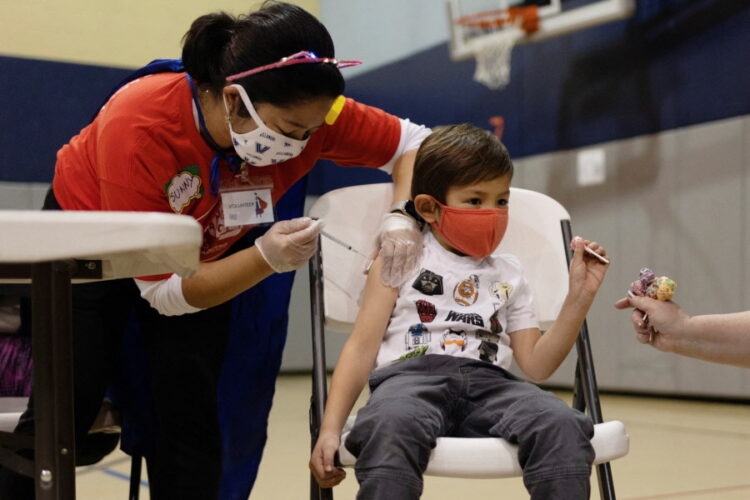 백악관 이르면 21일부터 5세 미만 어린이도 코로나 백신 접종