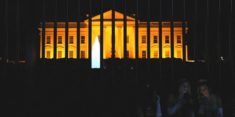 2022년 6월 3일 워싱턴에서 열린 전국 총기 폭력 인식의 날을 기념하여 백악관이 오렌지색 전등을 밝히고 있다.  REUTERS/Leah Millis