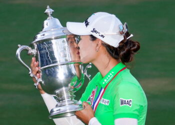 2022년 6월 5일 노스캐롤라이나 서던 파인스에서 열린 제77회 US여자오픈 골프대회에서 우승한 후 챔피언십 트로피에 키스하고 있다. 사진 / 로이터
