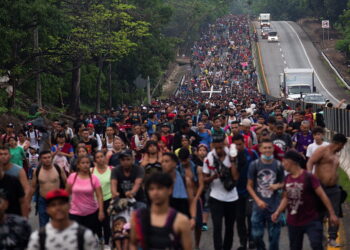 2022년 6월 7일 LA미주정상회의가 열리는 가운데 이민자캐러밴이 미국 국경을 향해 행진하고 있다. 사진 / 로이터