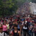 2022년 6월 7일 LA미주정상회의가 열리는 가운데 이민자캐러밴이 미국 국경을 향해 행진하고 있다. 사진 / 로이터