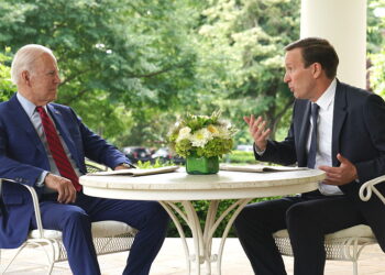 6월 7일 백악관 집무실 앞에서  바이든 대통령과 크리스 머피 상원 의원(D-CT)이 총기 개혁을 논의하고 있다 . 사진 / 로이터