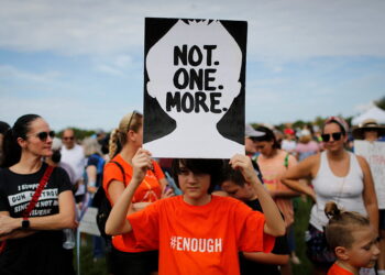 6월11일 플로리다주 파크랜드에서 총기 규제 를 위한 '우리 삶을 위한 행진' 집회에서 한 소년이 피켓 시위를 벌이고 있다. 사진 / 로이터