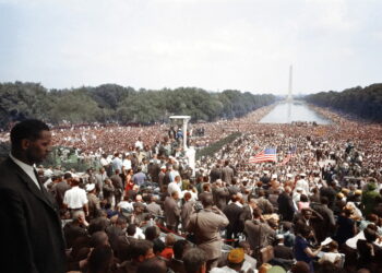 1963년 8월 28일 링컨 기념관에서 워싱턴 기념비까지의 거리를 메운 워싱턴 행진 군중들.  의회도서관 사진 채색.