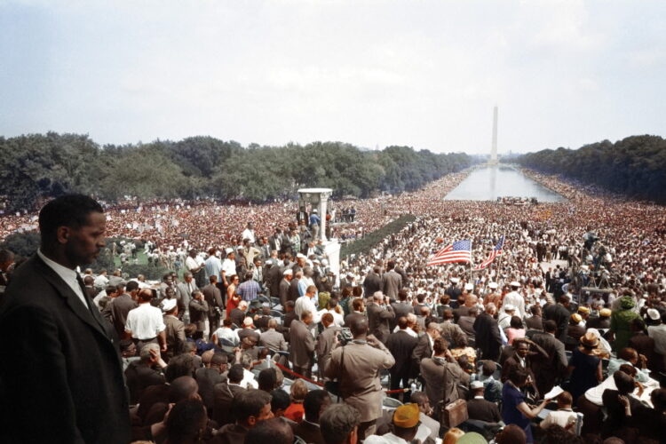 1963년 8월 28일 링컨 기념관에서 워싱턴 기념비까지의 거리를 메운 워싱턴 행진 군중들.  의회도서관 사진 채색.