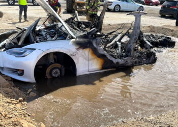 화재가 발생한 테슬라 차를 물웅덩이에 넣어 진화했다 [새크라멘토 소방서 페이스북 캡처]