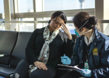 CDC 공중보건 책임자가 로스앤젤레스 공항에서 여행객의 증상을 진단하고 있다. 사진 / CDC via Unsplash