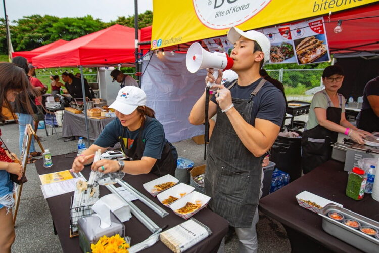 복 주머니에 한국 맛 채워요 팝업 스토어 '복' 화제몰이 한인 부부