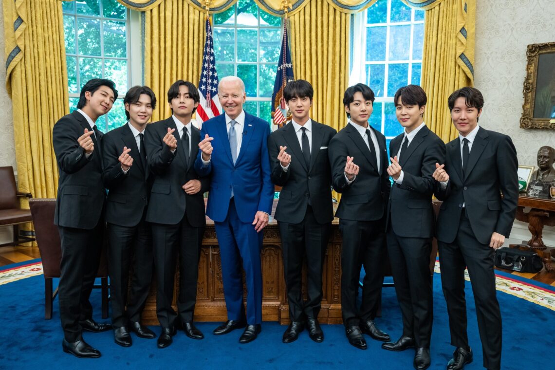 바이든의 BTS 맞이...백악관 앞뜰 마중에 '손하트'도 날렸다