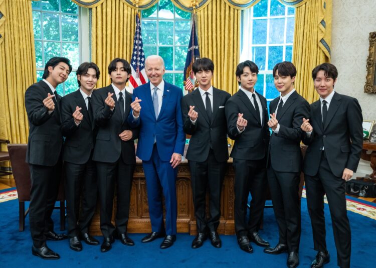 바이든의 BTS 맞이...백악관 앞뜰 마중에 '손하트'도 날렸다