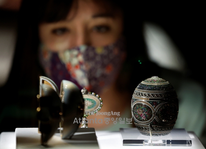 압수한 푸틴 측근 호화요트서 '파베르제 달걀' 발견