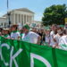 2022년 6월 30일 낙태 권리 운동가들이 대법원을 지나 행진하고 있다. 사진 / 로이터