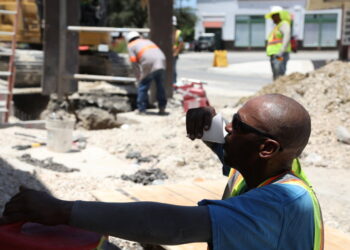 텍사스주 샌안토니오에서 한 건설 노동자가 더위를 식히기 위해 물을 마시고 있다. 로이터