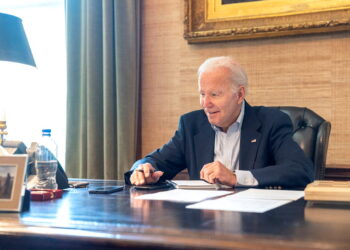 경미한 증상을 보였지만 COVID-19에 양성 반응을 보인 바이든 대통령이 2022년 7월 21일 백악관 자택 책상에 앉아 있는 사진을 공개했다 . 로이터