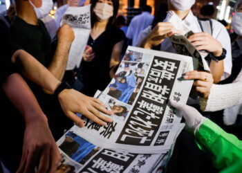 2022년 7월8일 시민들이 아베 전 일본총리의 사망 소식을 알리는 호외를 받아보고 있다. 사진 / 로이터