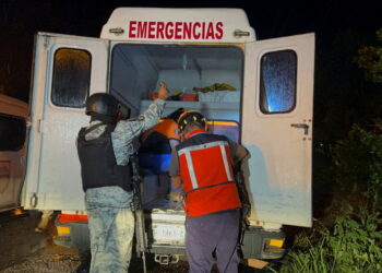 27일(현지시간) 멕시코에서 트럭에 갇혀있다 구조된 이민자가 응급처치를 받고 있다.
[로이터 연합뉴스]