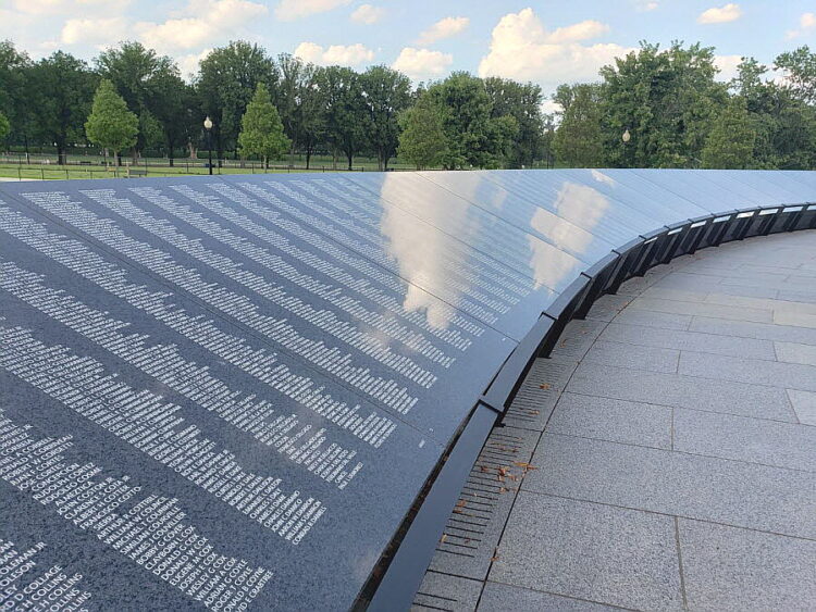 워싱턴DC에 있는 한국전쟁 기념공원 내 참전용사 '추모의 벽'에는 한국전쟁 전사자의 이름이 새겨져있다.  2022.7.20 연합뉴스.