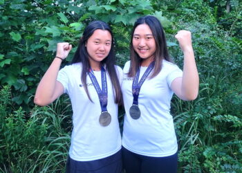 전국 양궁대회에서 금메달을 획득한 김유리(왼쪽) 학생과 은메달을 획득한 이지현 학생.  사진 / 애틀랜타 K양궁 제공