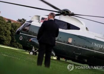 대통령 전용헬기 '마린원' 앞에 서있는 경호원. 사진 / 로이터 연합뉴스