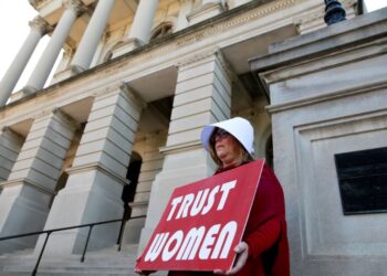 2019년 5월 7일 애틀랜타 주 의사당에서 시녀로 분장한 여성이 조지아의 낙태 반대 법안에 항의하고 있다. 로이터
