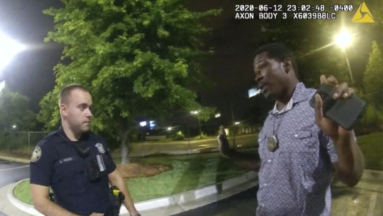 2020년 6월 12일 레이샤드 브룩스(오른쪽)가 애틀랜타 웬디스 레스토랑 주차장에서 경관과 이야기하는 모습이 담긴 경찰 바디캠. 애틀랜타 경찰 제공 바디캠 캡처.