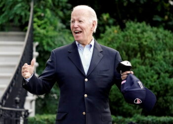 조 바이든 대통령 이 2022년 8월 7일 백악관 남쪽 잔디밭에서 델라웨어주 레호보스 비치로 향하는 마린 원에 탑승하기 전  언론에 손짓하고 있다. 로이터.
