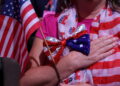 8월 6일 텍사스주 댈러스에서 열린 보수정치행동회의(CPAC)에서 한 참석자가 가슴에 손을 얹고 있다. 로이터