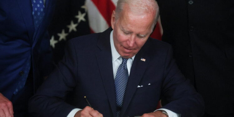 조 바이든 미국 대통령 이 "2022년 인플레이션 감축 법안"에 서명하고 있다. 로이터