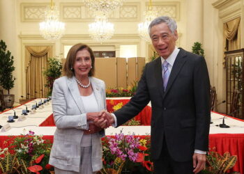 싱가포르를 방문한 낸시 펠로시 하원의장이 1일 싱가포르의 이스타나 대통령궁에서 리셴룽 싱가포르 총리와 악수하고 있다. 2022.8.1 로이터