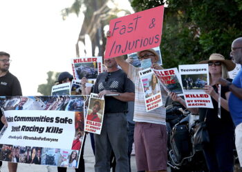2022년 8월 26일 로스앤젤레스 앤젤리노 하이츠 인근에서 '분노 의 질주 10' 영화 촬영에 반대하는 커뮤니티 회원들이 시위를 벌였다. REUTERS / Mario Anzuoni