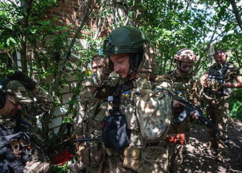 수색 작업 중인 우크라이나 군인.  사진 /로이터