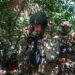 수색 작업 중인 우크라이나 군인.  사진 /로이터