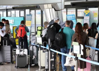 영종도 인천국제공항 제1여객터미널 입국자 전용 코로나 검사센터가 해외 입국자들로 붐비고 있다. 연합뉴스