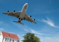 주택가 상공을 날고 있는 항공기 이미지 사진 / 셔터스톡
